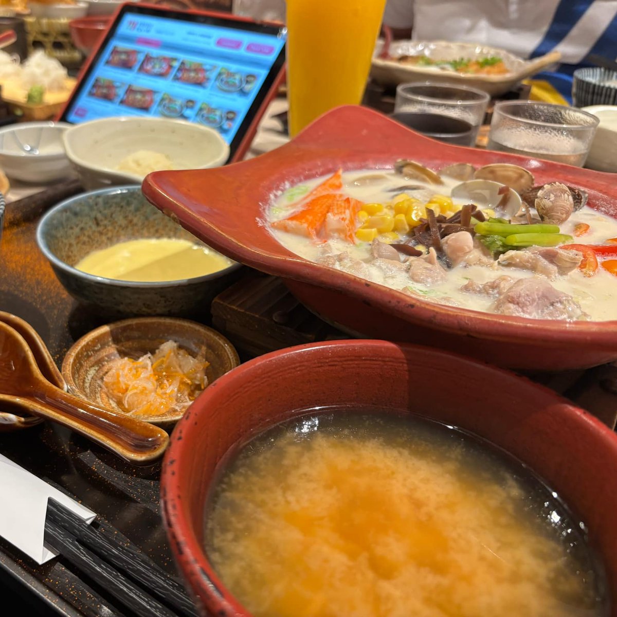 WagashiTrash's tweet image. Yes, I go out with my Vtuber friends π©·
No, we don't take vtuber pictures π
Yes, we take pictures of our food π