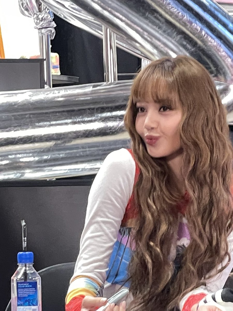 20l60808's tweet photo. 와 얼굴 미쳣더 오늘 스피디래 리사 https://t.co/15SKG9ImRH