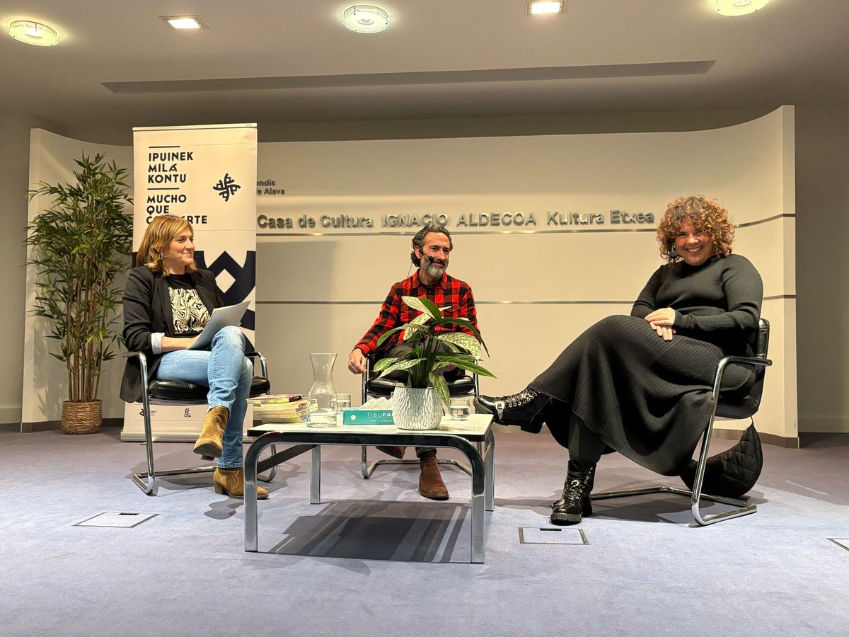 Aldecoa Ipuin Jaialdiaren bigarren edizioaren amaierako ekitaldia, "Fantasías reales, realidades fantásticas" mahai-ingurua, María Fernanda Ampuero, Jon Bilbao eta <a href="/karmelejaio/">Karmele Jaio</a>-rekin.
Primeran atera zen.
Hurrengo urtera arte!