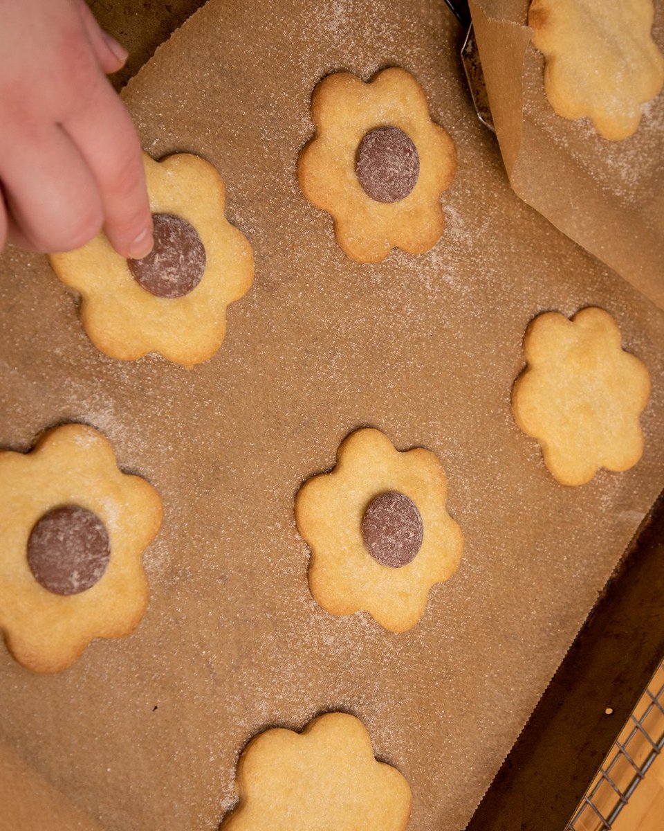 Need a way to keep the kids entertained during the school holidays? Spend an afternoon baking Easter treats together - it’s a fun activity for everyone! 🍫⁠
⁠
Order our couverture baking chocolate in time for the school holidays!
⁠
#CocoaLoco #EasterIdeas #EasterBaking