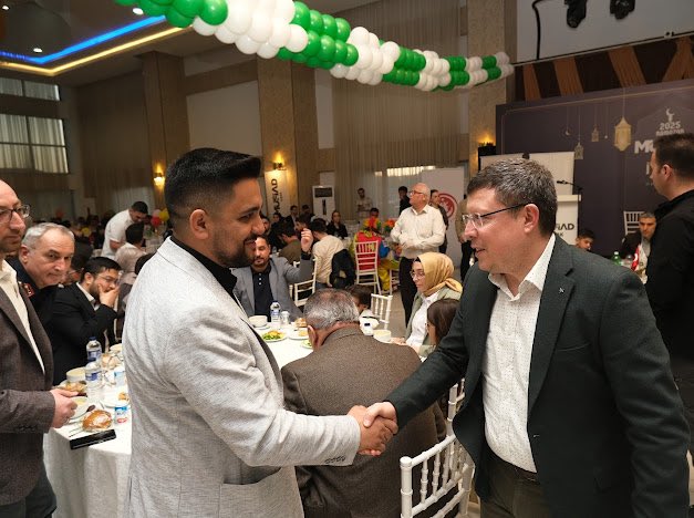 “Bir yetim gülerse, dünya güler.”

Her yıl geleneksel olarak düzenlenen yetimlerle iftar etkinliğimizi bu senede çoşkulu bir şekilde gerçekleştirdik.

Onların mutluluğuna ortak olabilmek, bir yüreğe dokunabilmek dünyalara bedel

Sevgiyle paylaşılan her lokma, dünyaya umut olur.