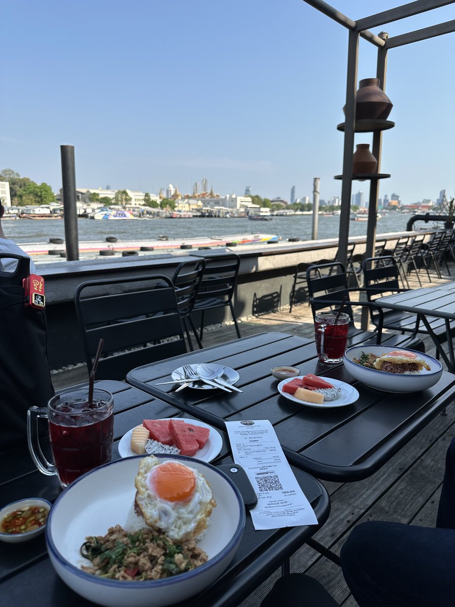 ข้าวกระเพราหมู + ไข่เป็ด + น้ำสมุนไพร + ผลไม้ + วิวริมแม่น้ำ วัดอรุณ Grand Palace + เพลงสากลเพราะๆ

หมดนี่ 90 บาท เหลือเชื่อ ไม่แปลกใจทำไมฝรั่งถึงรักเมืองไทย สวรรค์ของคนมีเงิน และได้รับเงินเป็น USD