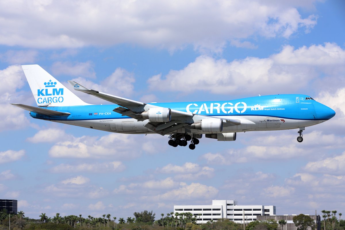 KMIA RWY09 26/Feb/2025
KLM Cargo MPH6141 AMS-MIA
PH-CKA Boeing 747-406F(ER)
ーーーーー
AMS-MIA-BOGのルートを飛んでいます
機齢20年強なのでオンボロではありませんが、マーティンと併せて余命宣告が出ています
このCKAだけ旧タイトルのまま運用されています