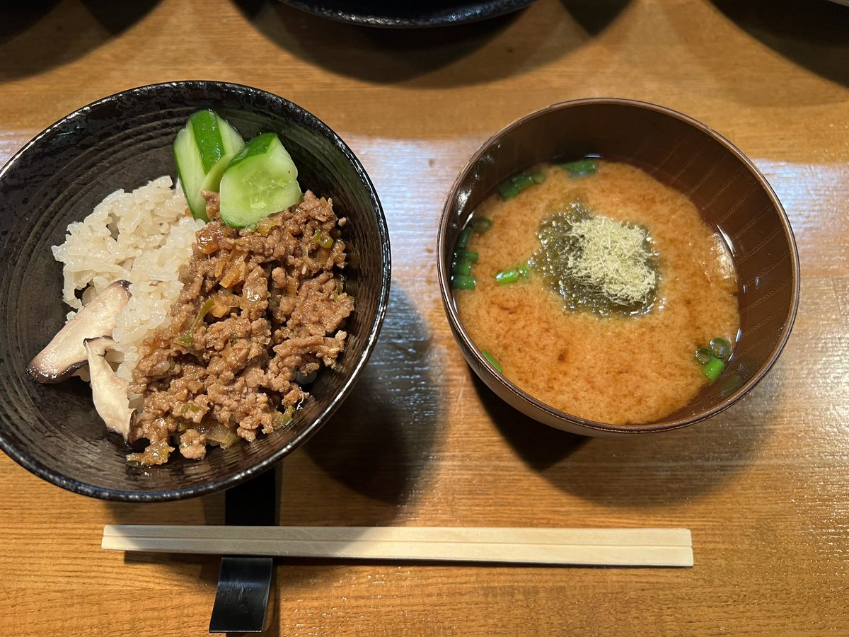 【おでん屋の〆に、炊き込みご飯と赤だし味噌汁】
出汁でじっくり炊いた香ばしい炊き込みご飯に、旨みたっぷりの赤だし味噌汁。おでんで温まった体を、ほっと落ち着かせる〆セットです。最後の一杯までしっかり美味しく！🍚🥢

#おでん屋の〆 #炊き込みご飯 #赤だし味噌汁 #飲んだ後の一杯