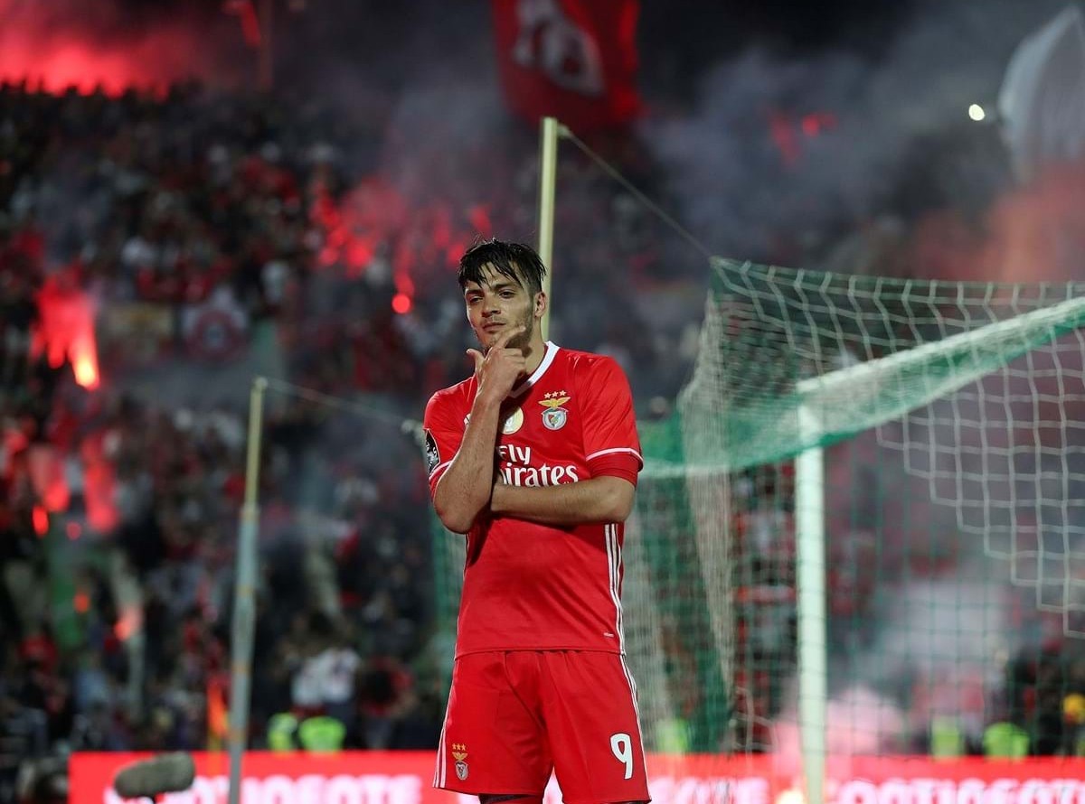 Génio de Jonas a abrir a defesa do Rio Ave, Salvio (finalmente) a passar a bola e a frieza de Jímenez a concretizar. 

Invasão de campo dos suplentes, mega tochada nas bancadas e este momento fotográfico icónico.

O jogo que carimbou o Tetra. Vila do Conde, 2017.