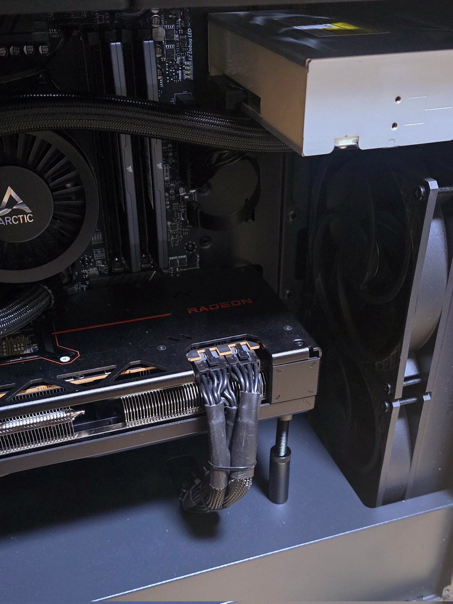 kozy_bicycle's tweet image. もっと綺麗にならんかな…
 #グラボ
 #電源ケーブル