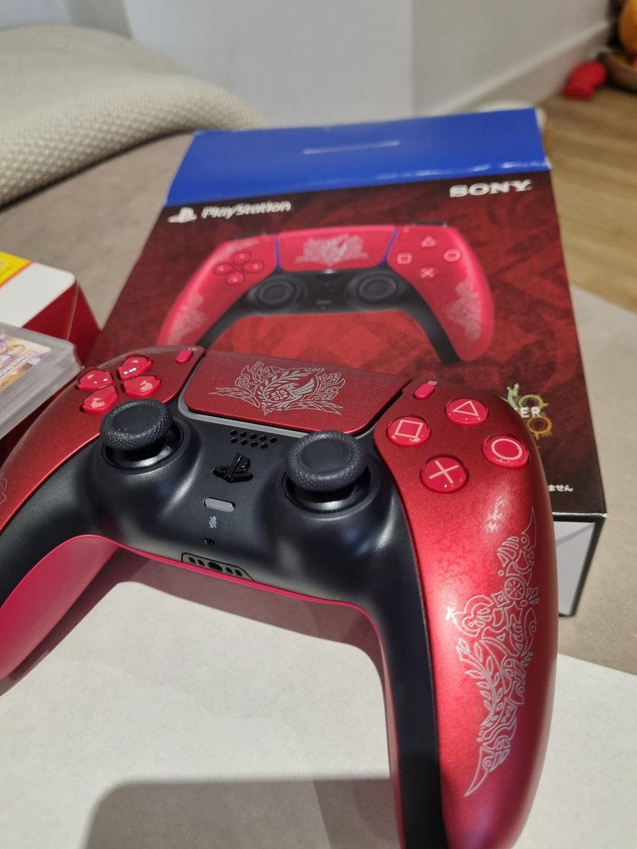 Viaje a Japón con 4 maletas vacías.

Que el viaje coincidiera con la salida de mi juego favorito y poder conseguir el mando regional exclusivo... no tiene precio.

#Japan #Japon #MonsterHunterWilds #MHWilds #PS5