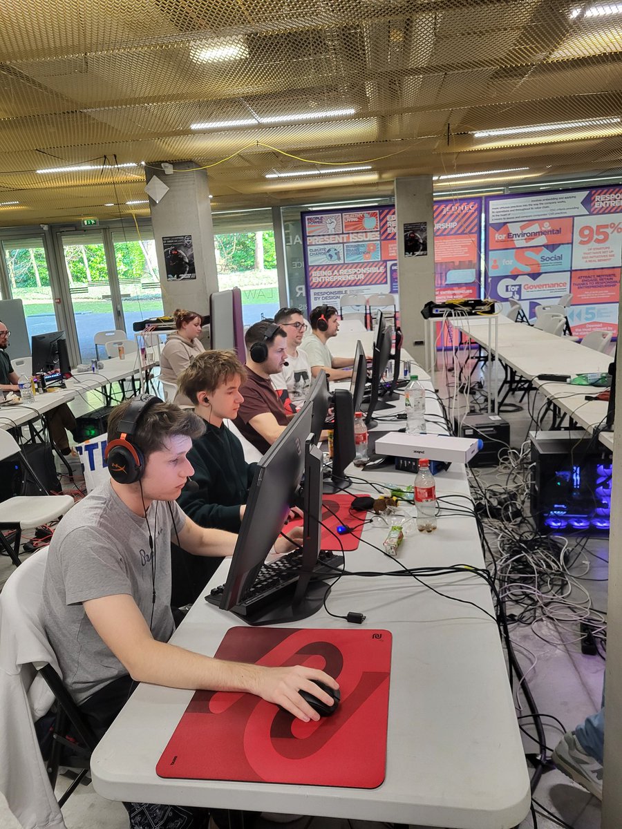 NAGU_FR's tweet image. GRANDE FINALE de @HelloWorldEDHEC 📺

🇫🇷 Bulldozer (@ef0x33 @thoroothCSGO @AZIDOT_ @7AIZOcs @Psikx_) 🆚️ POCEBLO (@Katkamee @spirit_thomas @ShidowCS @ZZacarno @FranckyCSGO) 🇫🇷

🎙 @PrawnyTv &amp;amp; @NAGU_FR 
🎥 @Just_Nekatt