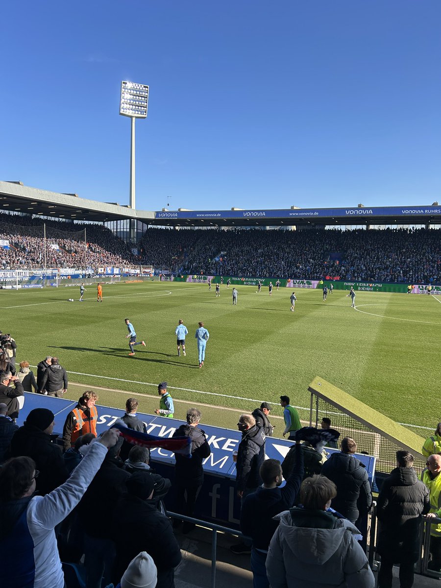 Anpfiff statt Halbzeit - die Teams sind zurück, wärmen sich zunächst noch auf…dann geht’s hoffentlich endlich los. Die Ultras der SGE haben aus Protest das Stadion verlassen