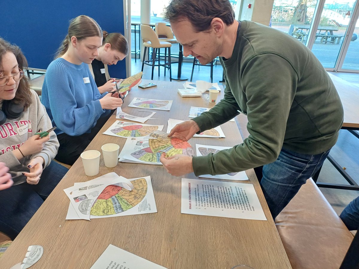 hersenolympiade's tweet image. Our Brain Expo has started!
Stands of
- New BSc Brain Science Universiteit Maastricht
- New BSc Human Neuroscience Radboud University
- Look at a zebra fish atlas with VR
- Make a brain hat
- Draw a star while your vision is inverted Donders Institute
And much more..