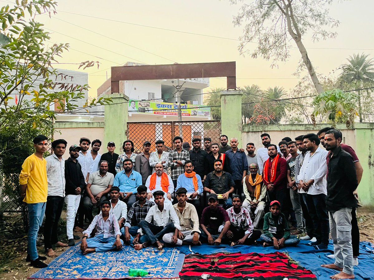 AnkitVi16260418's tweet photo. हमारे आराध्य भगवान श्री राम के जन्म उत्सव श्रीरामनवमी की तैयारियों को राजनगर बाइपास पर स्थित श्री हनुमान मंदिर में  बैठक हुई https://t.co/kSVMm0r1WW