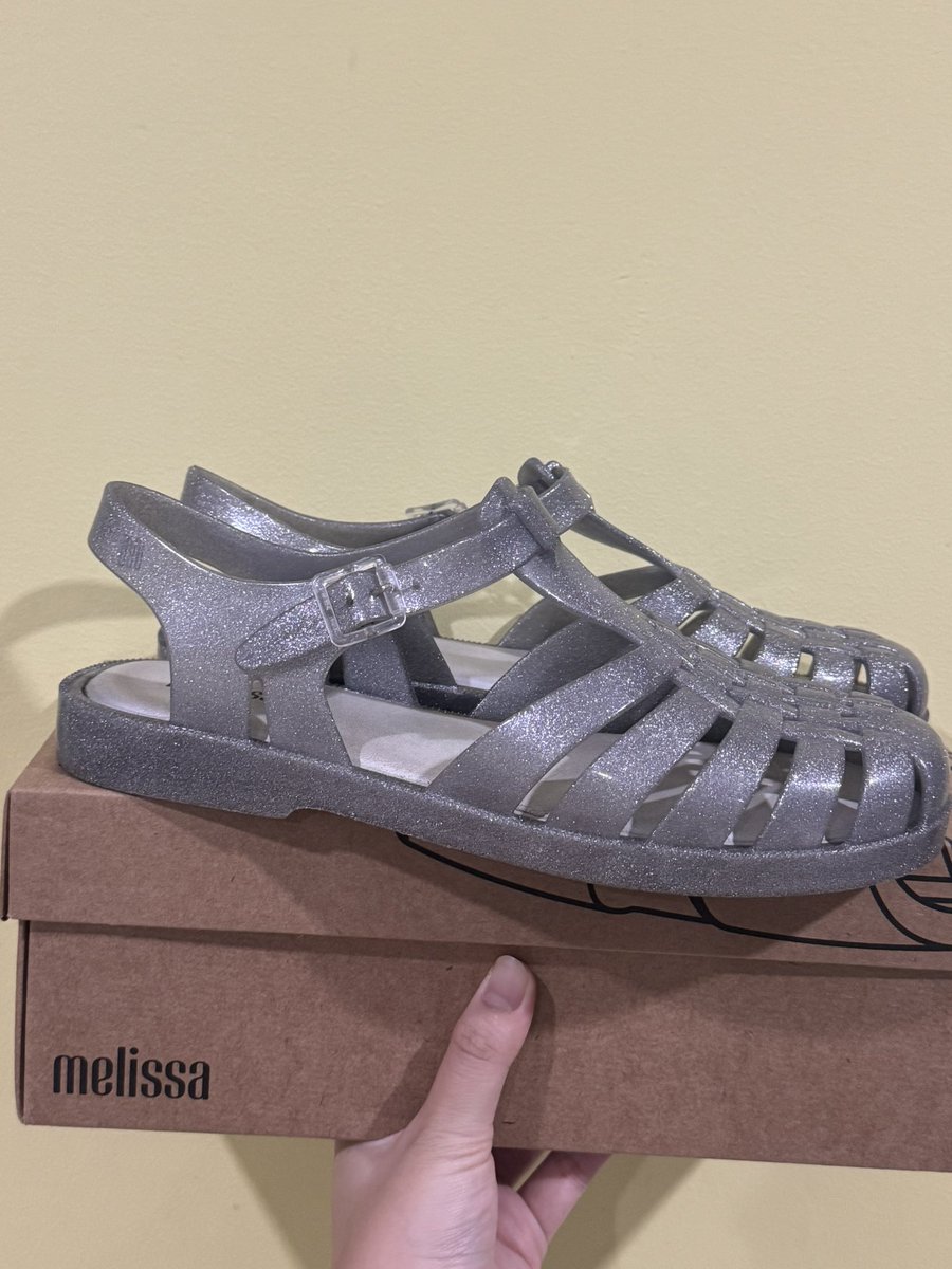 youngkkk5's tweet photo. ✨ส่งต่อรองเท้า Melissa Possession Shiny Ad✨
•มือสอง มีกล่อง สภาพ99%
•Size: EU40/ 25.5CM
•ส่งต่อ 1800 รวมส่ง

#ส่งต่อ #ส่งต่อรองเท้า #รองเท้า #รองเท้ามือสอง #melissa #รองเท้าmelissa https://t.co/YfUbDlS8E7