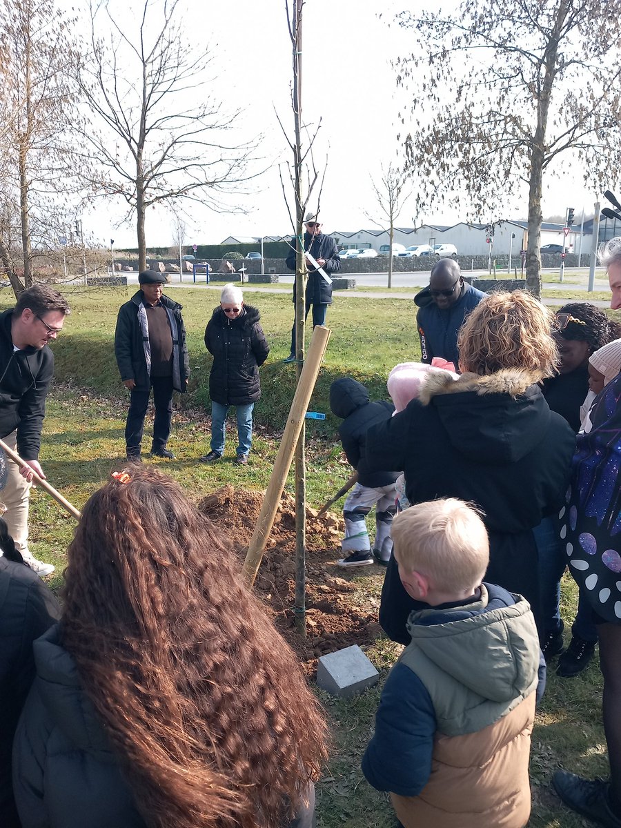 fguegueniat's tweet image. Après-midi dense à @EpronRadio : plantation de l&apos;arbre des enfants (tilleul)  nés en 2024 et #carnaval le tout à l&apos;Ehpad @Groupe_VYV #intergeneration