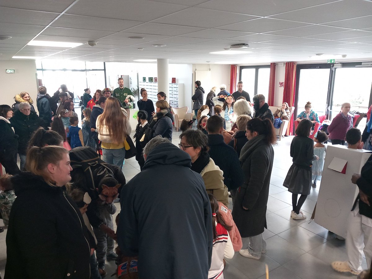 fguegueniat's tweet image. Après-midi dense à @EpronRadio : plantation de l&apos;arbre des enfants (tilleul)  nés en 2024 et #carnaval le tout à l&apos;Ehpad @Groupe_VYV #intergeneration
