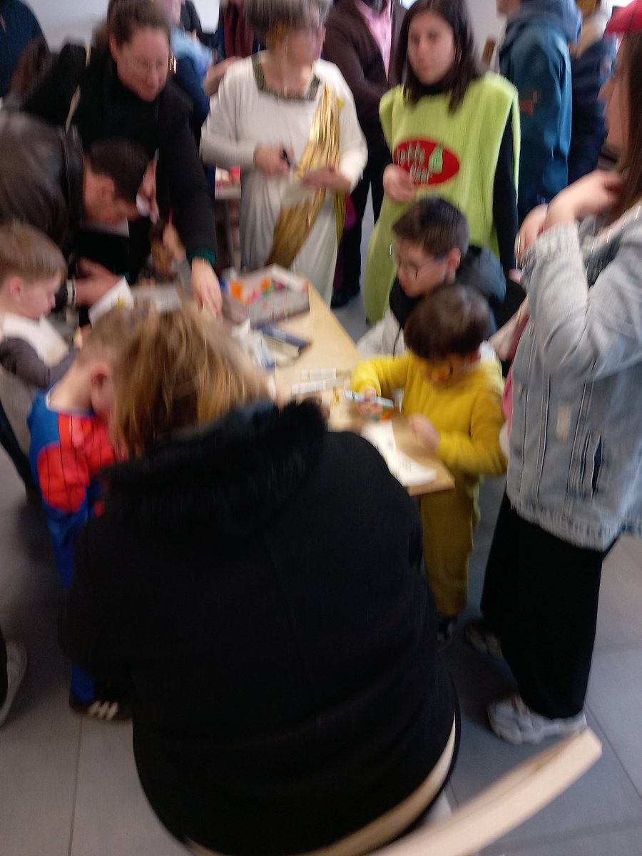 fguegueniat's tweet image. Après-midi dense à @EpronRadio : plantation de l&apos;arbre des enfants (tilleul)  nés en 2024 et #carnaval le tout à l&apos;Ehpad @Groupe_VYV #intergeneration