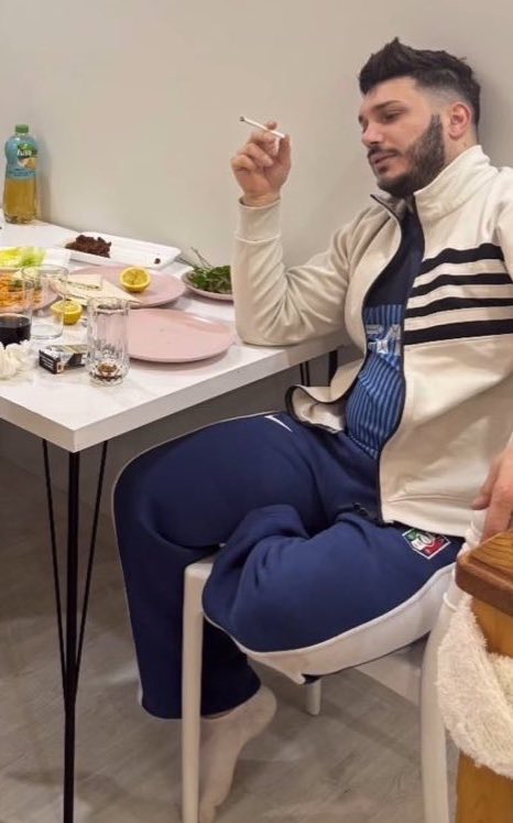 akşam için manitaya termosa çay demletip beraber deniz kenarına gitme işi
