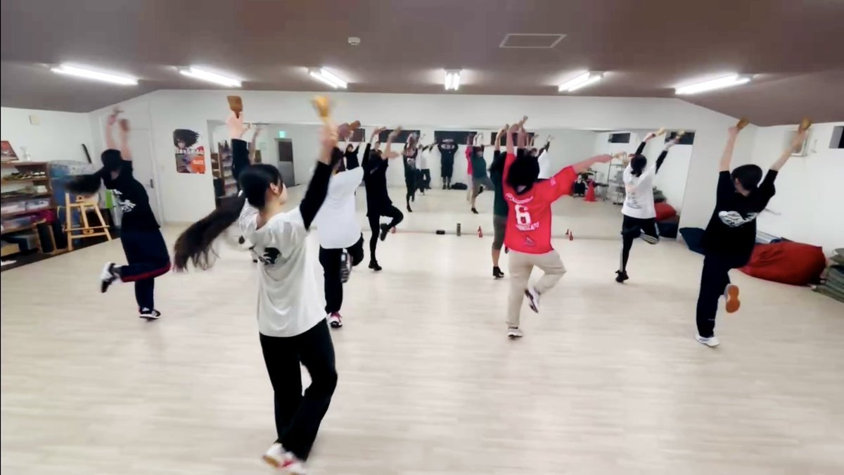 インスト練

体験会、新曲振り落としに向けて踊り込み
練習にも、どんどん熱を帯びてきています✨✨

インスト陣の、気合いの入った迫力ある演舞を体感しに来てね

日時  4/5(土)新曲体験会　19:00〜
場所　今福小体育館

飛び込み参加もOKです♪お気軽にどうぞー

#和歌山MOVE
#よさこい