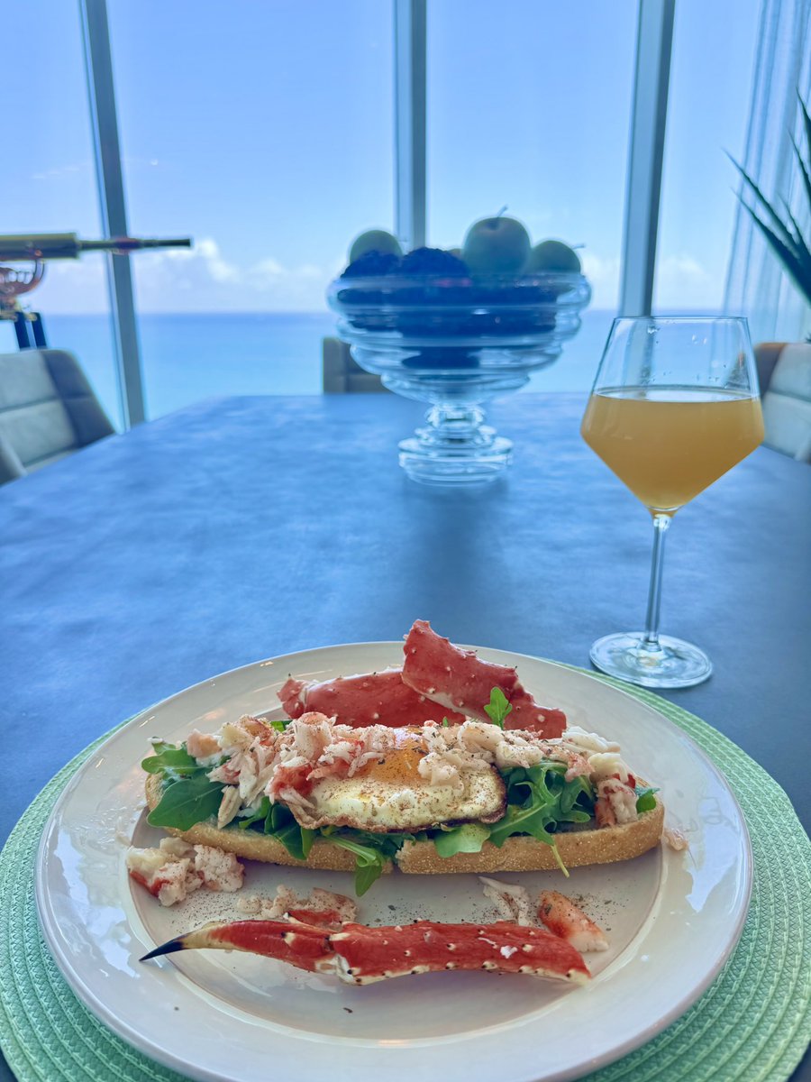 RafaelNodal's tweet image. The colors of Sunday. 
French baguette topped with arugula, fried egg and Alaska King Crab meat. 
Happy Sunday everyone.
#LoveWeekend #LiveWeekend