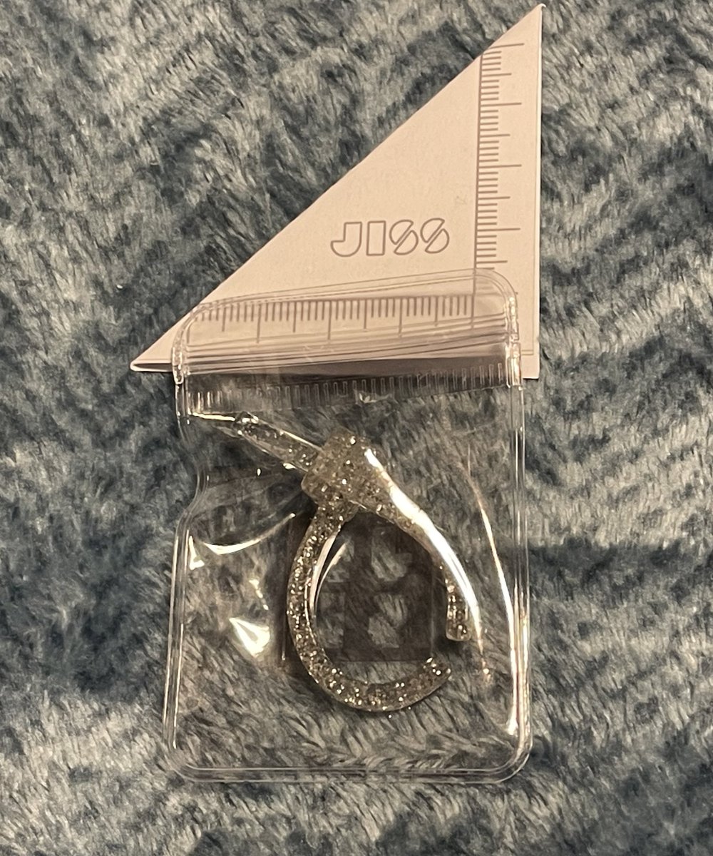 アルトヴァリエ戦利品③
JISS 様の結束バンドイヤーカフ❣️
会場で一目惚れしたお品物♡
大ぶりで個性的だけど、どんな服にも合わせやすそうな所に惹かれました😌💕 他のお品物もゆっくり見れば良かったと後悔中🥹
キラキラのクリアカラーなのでこれからの季節に重宝しそう🌟