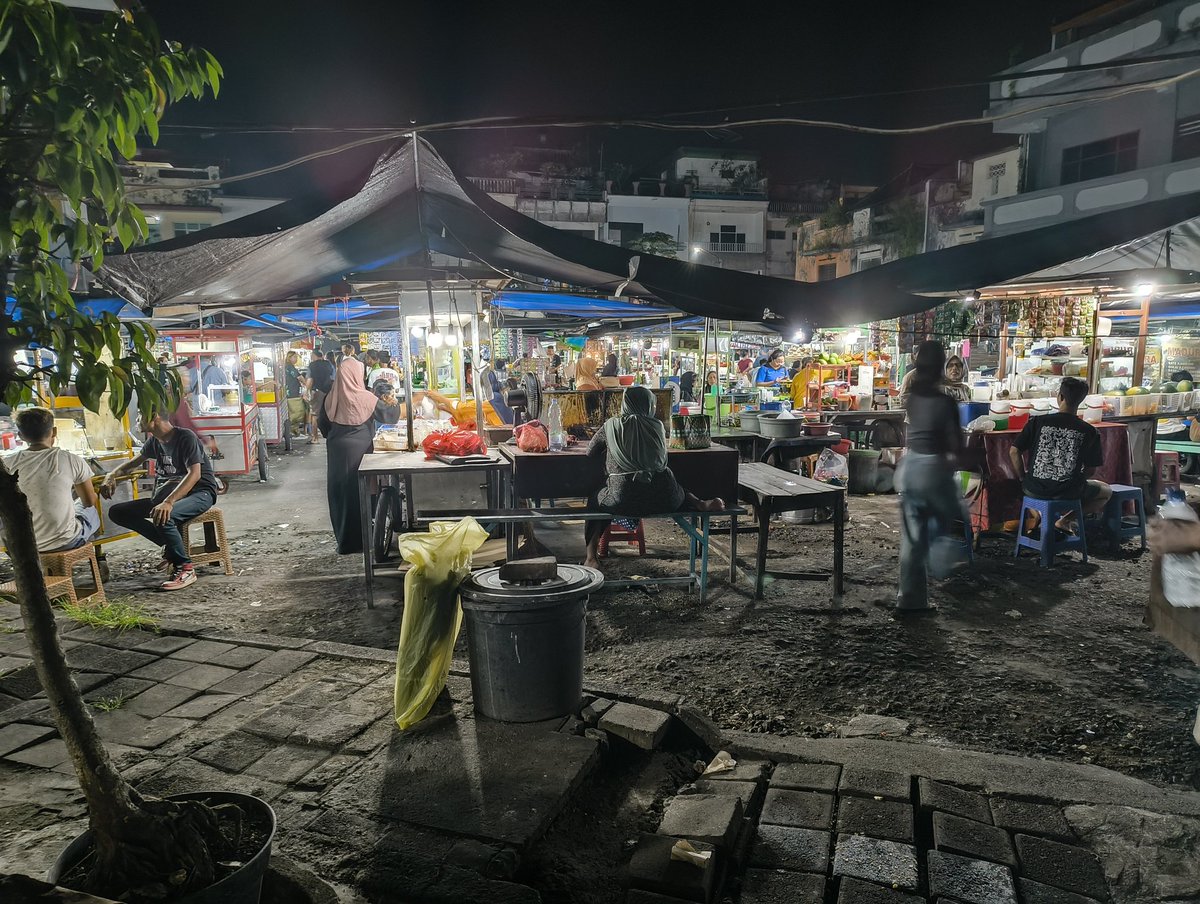 Reddo's Journey Through Bali Day: 4🐉

We started from Padang Bai and visited some temples and then the night market of Ubud 
It is something completely different here than in European countries 

#Furry #Adventure #Bali