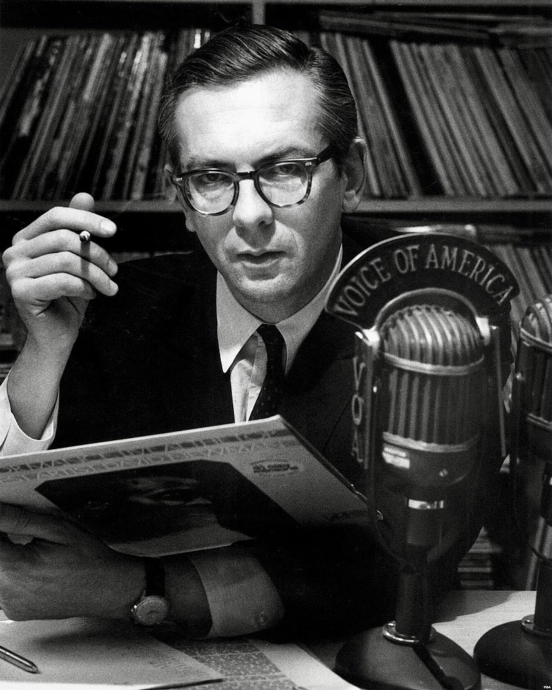 Voice of America Jazz Hour (L'Heure du jazz de la radio américaine Voice of America) était une émission de radio de jazz, emblématique, animée par Willis Conover, pendant plus de 40 ans, entre 1955 et 1996 , avec son célèbre indicatif par Duke Ellington.
Une pensée vers VOA 😞🙏🏼