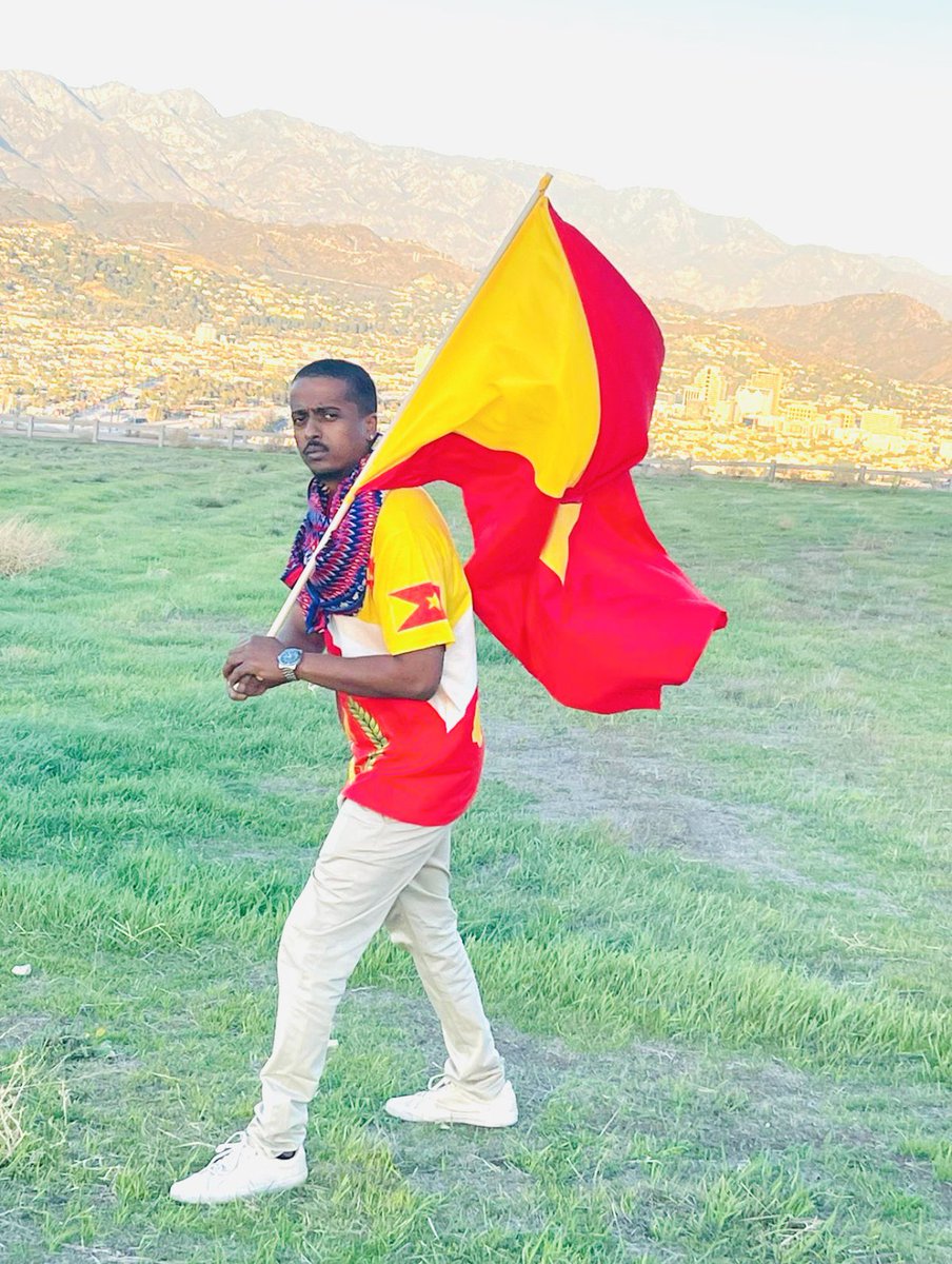 Jamal_Tigrawai's tweet photo. እዋይ ትግራይ፡ ክንደይ እዩ መከራኺ?

ትማሊ፡ ፅንተት ብፅለእትኺ፡
ሎሚ ድማ፡ ክትሳቐዪ ብደቅኺ።

ክንዲ ሓደ ኾይናም ዝኽሕሱኺ፡
ኣብ ክልተ ተገሚዖም የብክዩኺ።

ጅግና እንዲኺ ክትቃለሲ ምስ ፅለእትኺ፡
ሕዚ ግን ግራ ኣትዪኪ፡ ክልቲኦም ኮይናም ደቅኺ።

ብታሪኽ ከምንሰምዖ ንነገሩ፡
ብውሽጣዊ እምበር ብናይ ደገ ኣይትስዕርን ንተጋሩ።

ማዓዝ ይኾን፡ እዚ ታሪኽ ንቕይሮ���
ሓድነትና ኣብ ቓልሲ ጥራይ ዘይኾነስ ኹልሻዕ ንዝምሮ።

እንታይ መበለ እቲ ስውእ ተዝሰም�� ጉድኩም?
ሕዝቢ በቲንኩሞ ምስምማዕ ኣብይኩም፡

ስጋ ስውኣት ኢልኩም ከምዘይማሓልኩም፡
ረሲዕኹሞ ድሮ፡ መፃወቲ ፅለእቲ ኾይንኩም፡
በቲንኩሞ እዚ ኹሉ ዓቕምኹም።

ንዓናውን ኣደናጊርኹምና፡
ጌታቸው ደብረፂዬን እንዳበልና።
ኣብ ዲያስፖራ እውን የለን፡ ሓድነትና:: 

ናይ ኢድኩም ይሀበኩም ከይብለኩም
ክልቴኹም ደቂ ትግራይ ኾንኩም፡
ንሕዝቢ ኸፋፊልኩም፡
ኣብ ሓደ ቤተሰብ ውሽጢ ክልተ ጉሩፕ ፈጢርኩም።

💔💔💔

ግጥሚ:- ጀማል: ትግራዋይ (ማዕበል: ኣሕመድ)