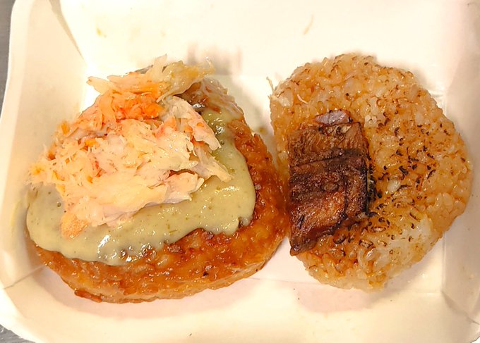 早々に寝ると言ったな、アレはウソだ。お持ち帰りの熊八さん焼きおにぎりが待ったなしだろうからいま温め直して食べる!あと森屋さんで買ってきたお餅だっていま食べるべき。その為に国井屋さんでお茶も買っておいたのさ! #エア海楽フェスタ 