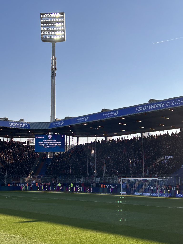 Nach 36 Minuten, Gesprächen von Toppmöller und Krösche am Zaun und der „letzten Chance“ seitens der DFL hängen die Ultras alle Fahnen ab