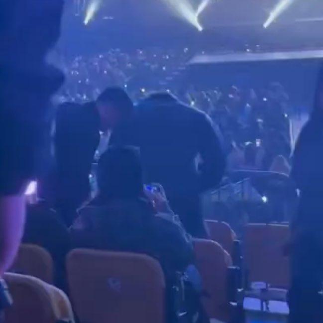 jeonsvicio's tweet image. O TAMANHO DA COSTA DESSE HOMEM GENTE O JUNGKOOK TA ENORME 🫸🏽      🫷🏽