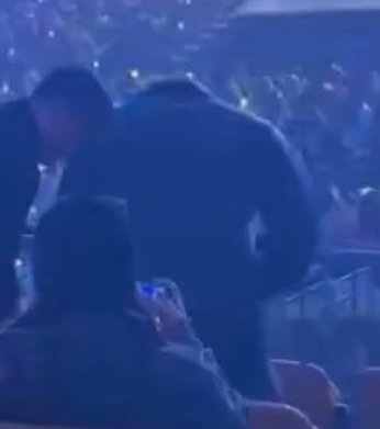 jeonsvicio's tweet image. O TAMANHO DA COSTA DESSE HOMEM GENTE O JUNGKOOK TA ENORME 🫸🏽      🫷🏽