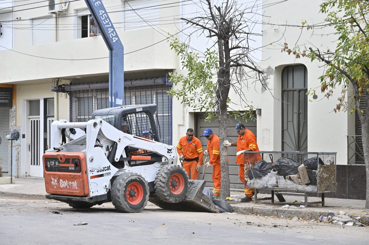 fsusbielles's tweet photo. Desde muy temprano, avanzan las tareas de limpieza de calles y recolección de residuos voluminosos en diferentes puntos de la ciudad.

La inundación afectó al 70 por ciento de nuestros 336 mil habitantes y a una gran parte de nuestro territorio, que es más extenso que el de la Ciudad de Buenos Aires.

Sabemos todo lo que tenemos aún por delante. Vamos a seguir trabajando sin pausa hasta llegar a cada rincón de Bahia y limpiarlo. Claro está que solos no podríamos hacerlo.

Un enorme agradecimiento al CEAMSE y a sus trabajadores que llegaron a Bahía con una gran fuerza de trabajo y maquinaria, para sumarse a los equipos municipales y de la Sapem, cooperativistas y miles de voluntarios.

Sigamos unidos. 
El esfuerzo vale la pena.
