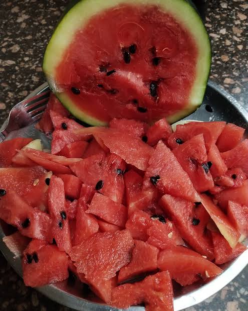Watermelon 🍉 sapudunga ungalaum unga thambiaium cool ah vachikonga.. 

Happy Sunday 😊😺💘