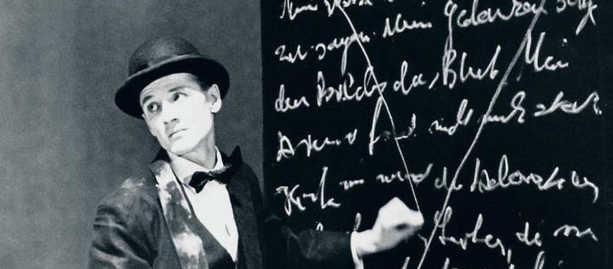 Bedenkenswerter Gedanke: Wenn Politiker sich nicht mehr an demokratische Regeln halten, warum sollten die Bürger es dann eigentlich noch tun?
Ob Deutschland wohl zu einem "gutgelaunten Generalstreik" in der Lage ist? Na? Gegen die Verkehrsordnung während der Arbeitszeit? Smiley!