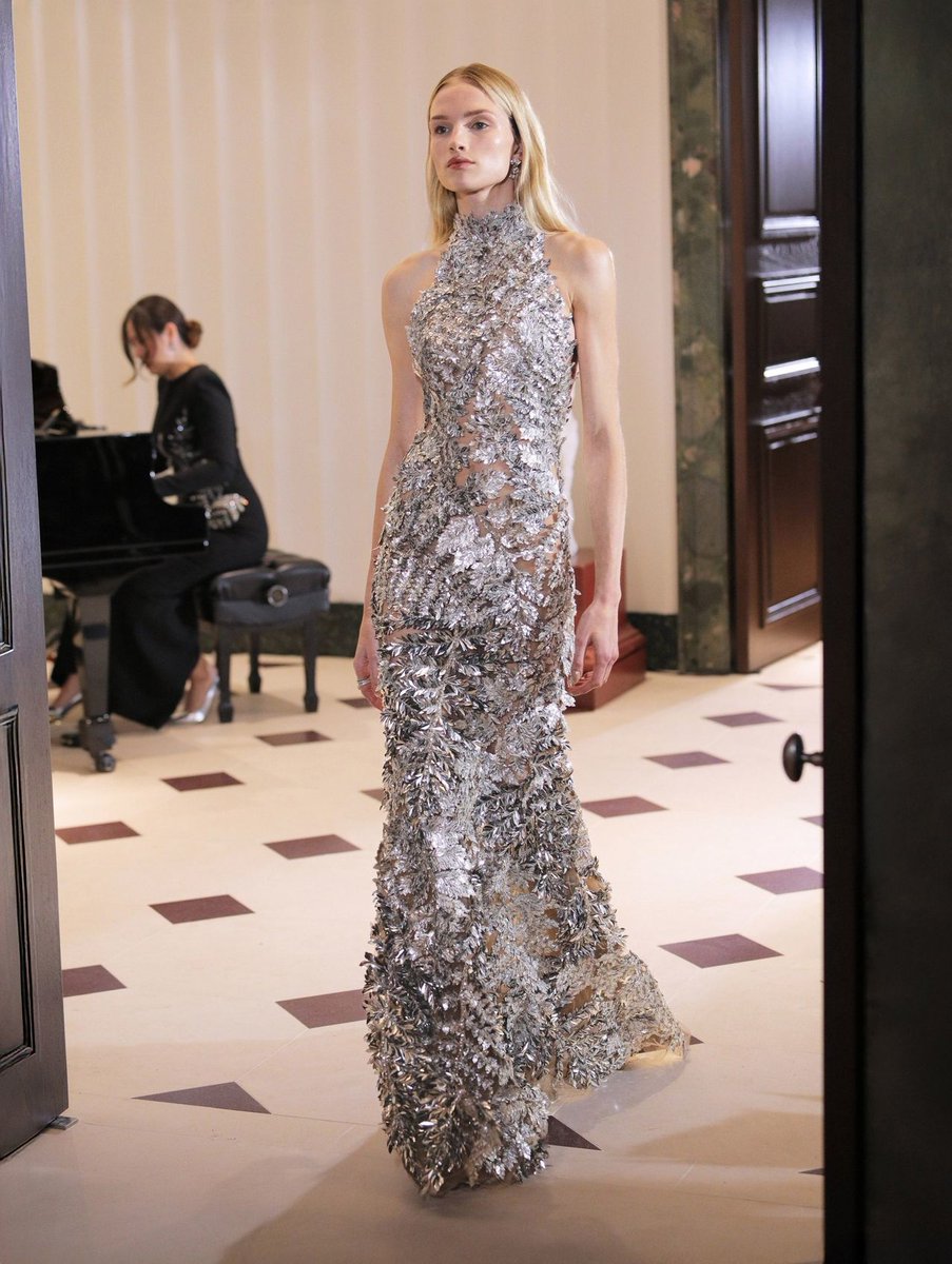 kendam_com's tweet photo. Oscar De La Renta Fall Winter 2025-2026 collection fashion show in New York https://t.co/Lhz22bOjca
#ODLR #FW25 #AW25 #Runway #NewYork #Fashion #Kendam https://t.co/0ENo6j8xyb