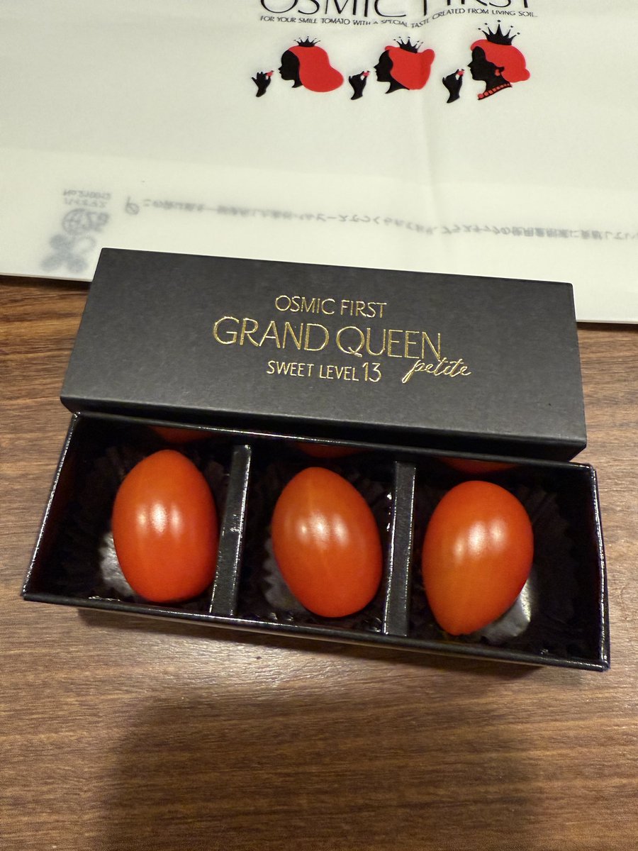sora_mocomaru's tweet photo. お友だちから手土産に
奇跡のプチトマト🍅、2箱もくれた。

一粒500円やとーー‼️😳😳
プチトマト6個で3000円😨

めっちゃ甘かったです😍

#osmic
#糖度13 #grandqueen https://t.co/0KWmsVL2zA