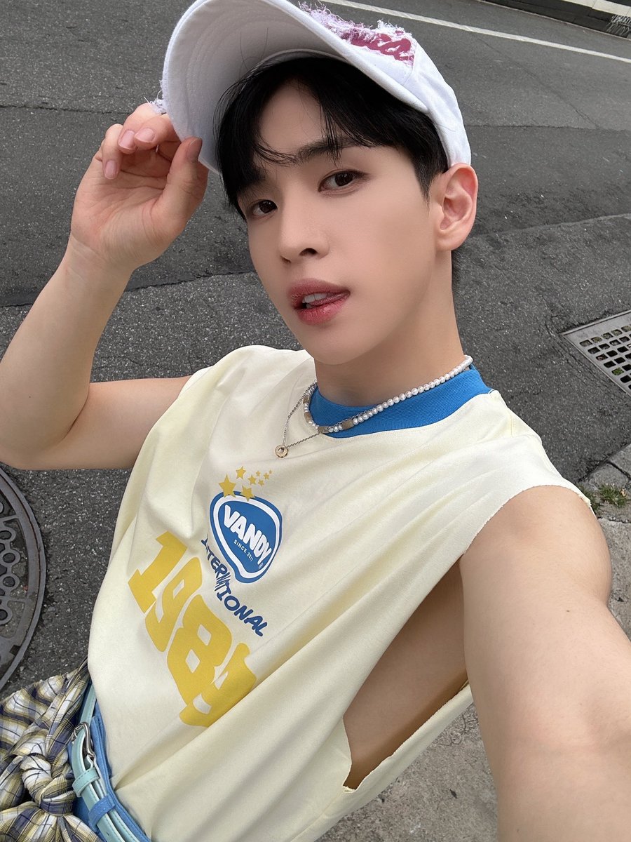 CRAVITY_twt's tweet photo. Take me back to NYC 💛🩵
#앨런 #ALLEN https://t.co/tBuy7FAk5K