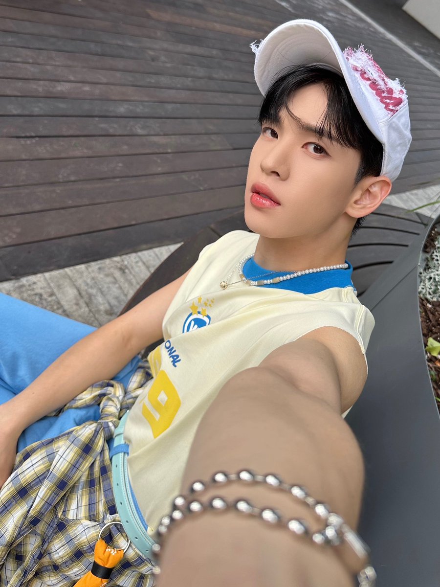 CRAVITY_twt's tweet photo. Take me back to NYC 💛🩵
#앨런 #ALLEN https://t.co/tBuy7FAk5K