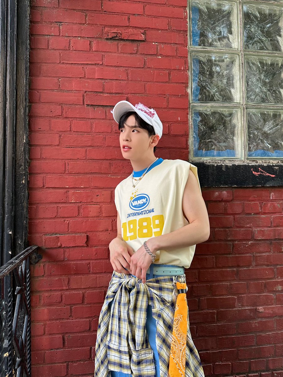 CRAVITY_twt's tweet photo. Take me back to NYC 💛🩵
#앨런 #ALLEN https://t.co/tBuy7FAk5K