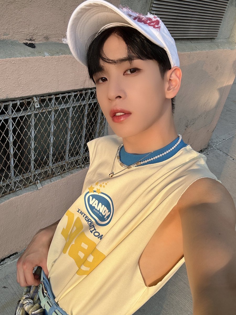 Take me back to NYC 💛🩵
#앨런 #ALLEN