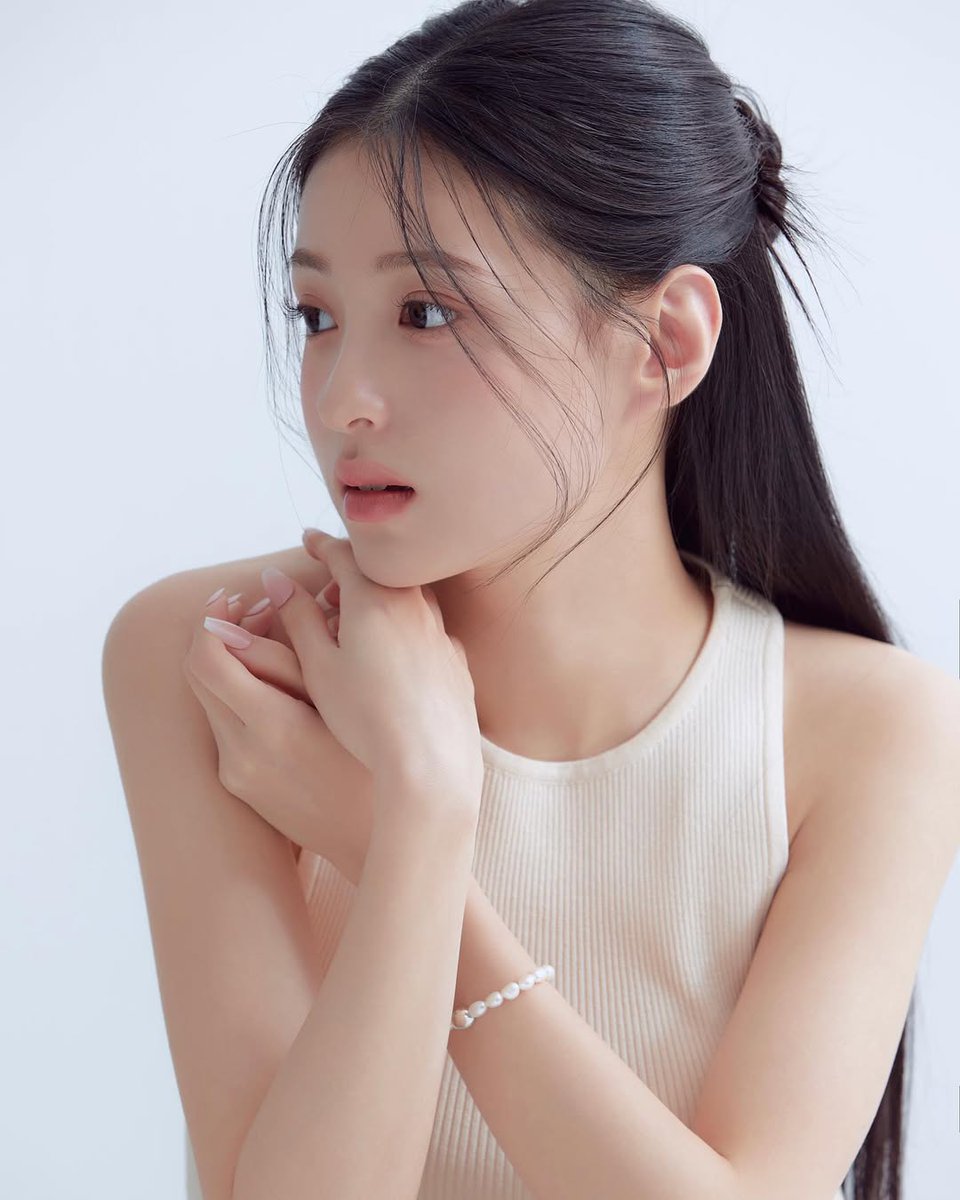 auritca's tweet photo. ㅤ   

Tried to do a photoshoot, but ended up admiring my hair instead. Gotta say, it’s having a really good day ✨💇‍♀️    

ㅤ https://t.co/t2xlPceLg0