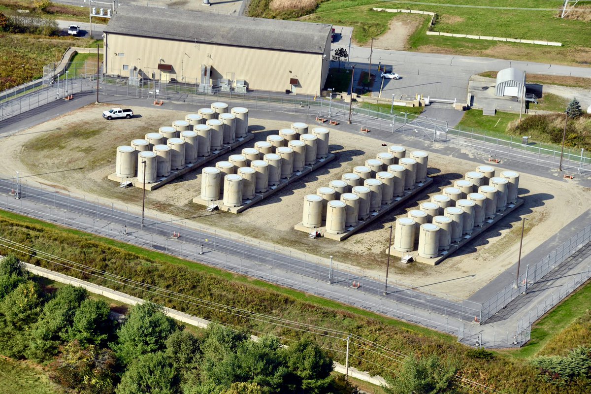 Lo que ves en la imagen es el almacenamiento seguro de todos los residuos radiactivos de alta actividad generados durante 20 años por la central nuclear Maine Yankee, en Estados Unidos. Con ellos se produjeron 120.000 GWh, suficiente electricidad para abastecer toda la Comunidad