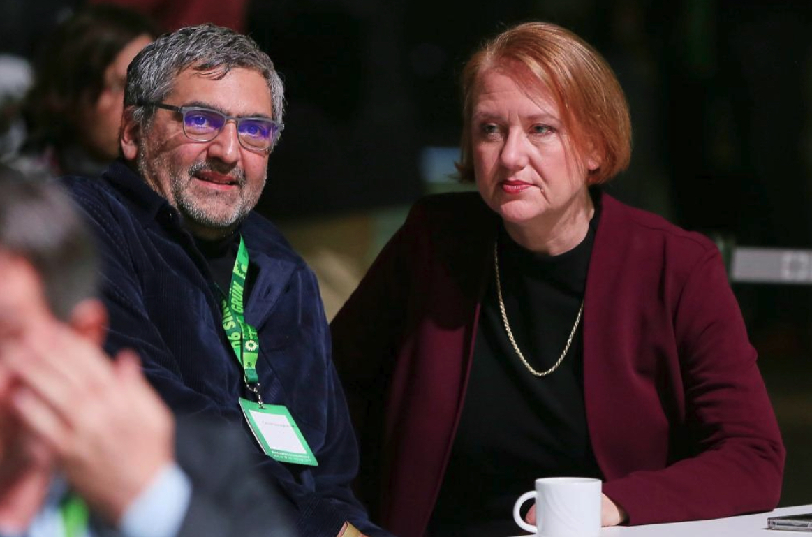 Der Links, das ist Farhad Dilmaghani. Farhad sitzt demnächst als Referent fürs Familienministerium in der Botschaft in Paris und bekommt dafür 11.300 Euro im Monat. Und oben drauf gibt's nochmal einen »steuerfreien Auslandszuschlag von mehr als 2000 Euro pro Monat«, schreibt die