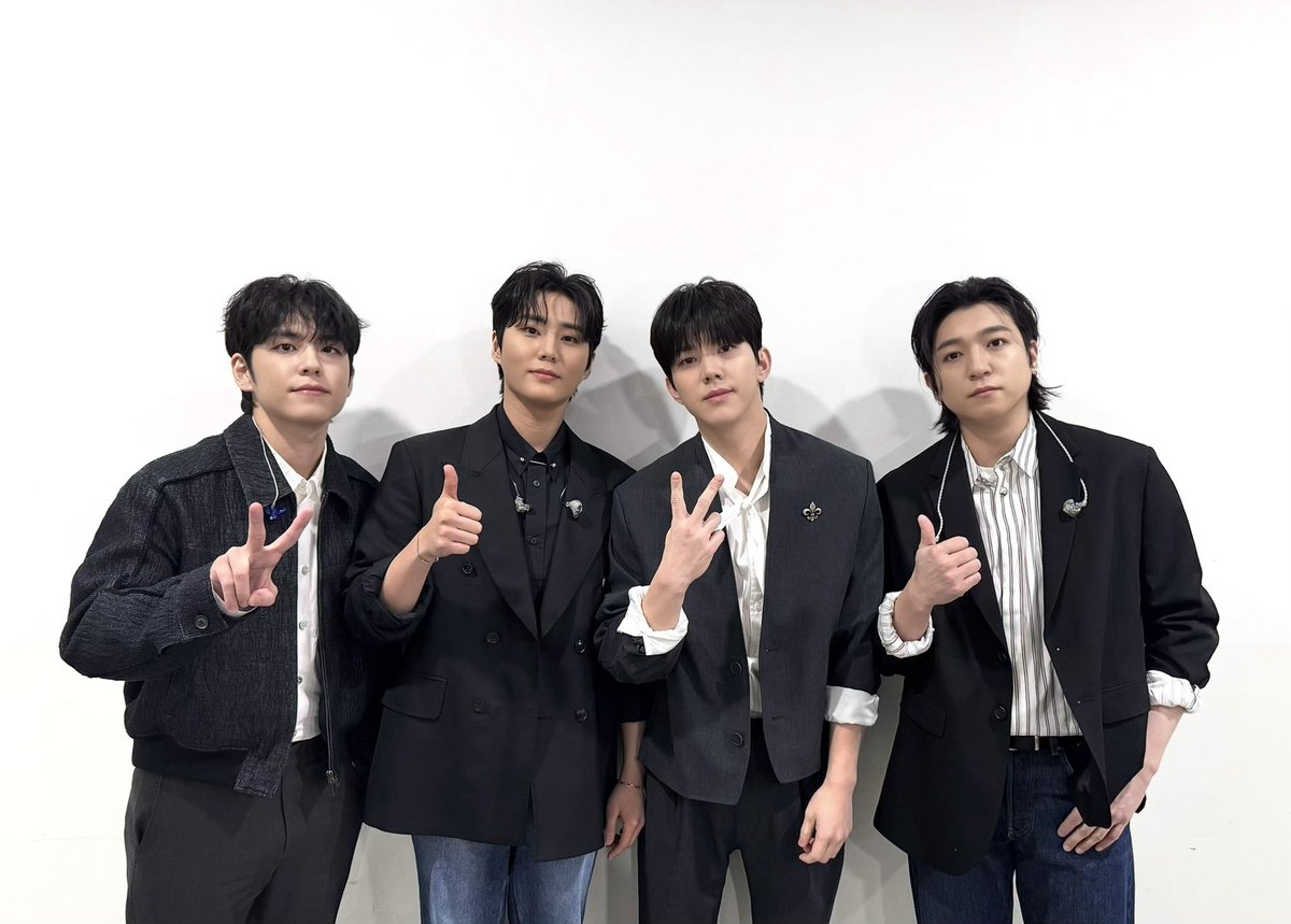 day6official's tweet photo. [ #DAY6_BEHIND ]

매번 어떻게 이렇게 열기가 더 🄷🄾🅃 🔥
갓데식 &amp; 갓마데 광주 막콘도 레전드였다!

#DAY6 #데이식스
#DAY6_3RD_WORLDTOUR
#FOREVER_YOUNG
#Band_Aid
#녹아내려요 https://t.co/5jcfyxoIAi