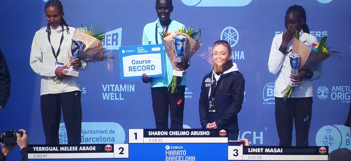 Molt bons temps a la 46ª edició de la Marató de Barcelona. 
Això sí, és una llàstima que els cartells de "rècord de la cursa" sigui en una llengua que no és el català.
Som catalans?  Doncs usem-lo per tot! 
<a href="/maratobarcelona/">Zurich Marató Barcelona</a>
<a href="/bcn_ajuntament/">Ajuntament de Barcelona</a>
<a href="/gencat/">Generalitat de Catalunya</a>
<a href="/omnium/">Òmnium Cultural</a>
#ZurichMaratoBcn22