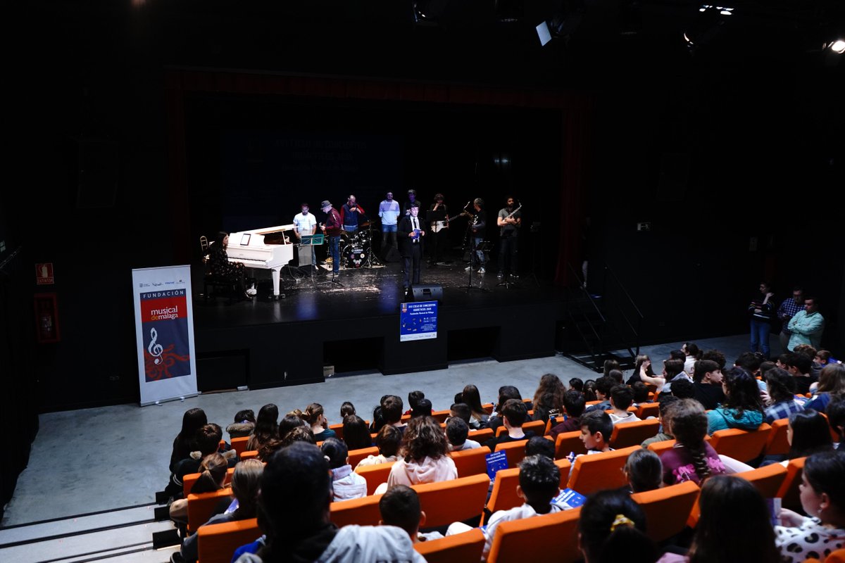 La concejala de educación, María Paz, ha realizado una visita a la Fundación Musical en la Caja Blanca en un encuentro para compartir el impacto de la música en nuestra comunidad y seguir impulsando proyectos que acercan el arte a todos.

#MúsicaQueTransforma #CulturaParaTodos