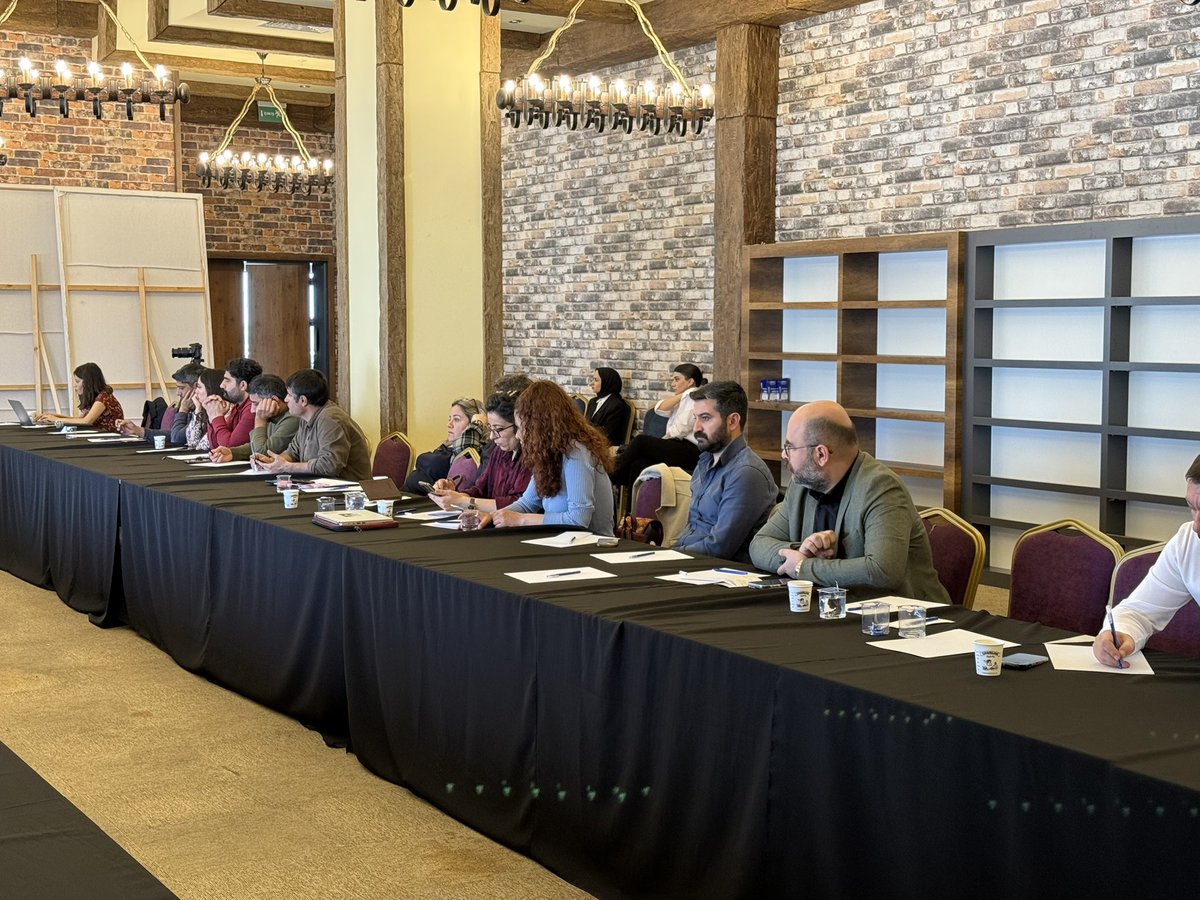 Bölgedeki sivil toplum kuruluşlarıyla beraber düzenlediğimiz “Kürt Meselesinde Çözüm İçin Sivil Toplum Buluşması” Halepçe katliamının yıldönümü nedeniyle yaptığımız saygı duruşuyla başladı.