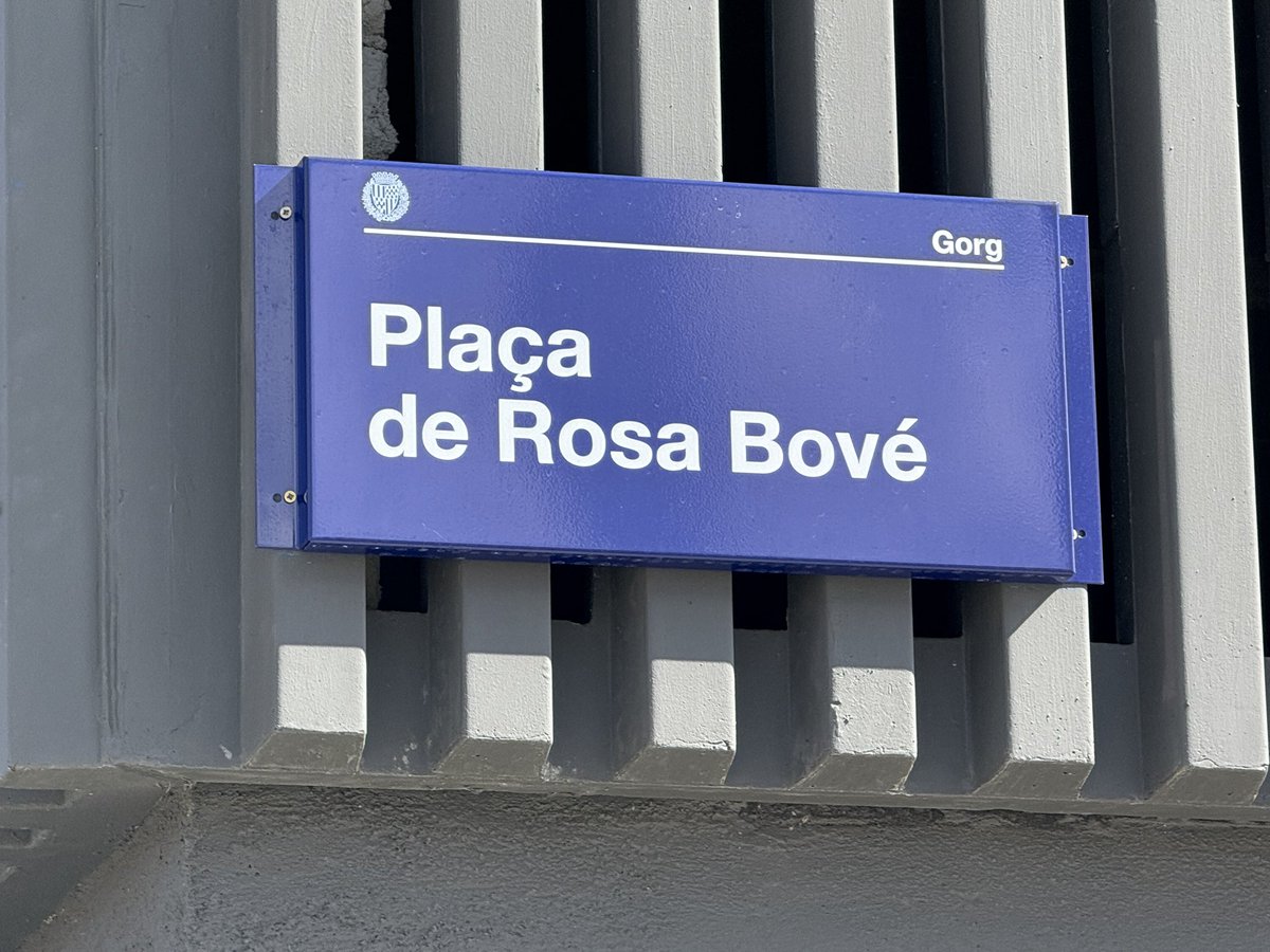 Totbadalona's tweet photo. La infermera, empresària i activista social Rosa Bové, lluitadora dels drets del col·lectiu de persones discapacitades de #Badalona, ja té la placa de la nova plaça que porta el seu nom al barri del Gorg. @badalonadsi https://t.co/bjR12ROQ6b