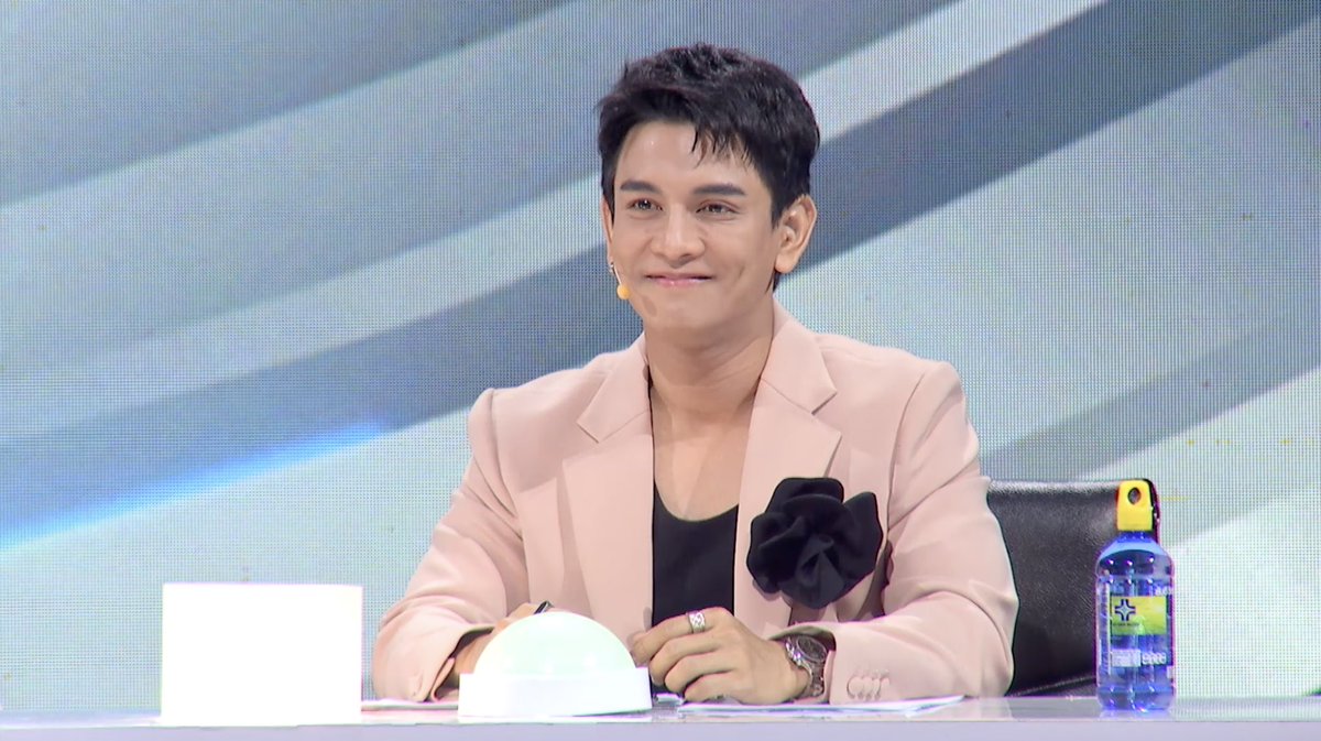 ThegoldensongTH's tweet photo. 4 กรรมการพร้อมประจำที่แล้วค่าา #TheGoldenSong7ep3 https://t.co/1g4rWO46Wv