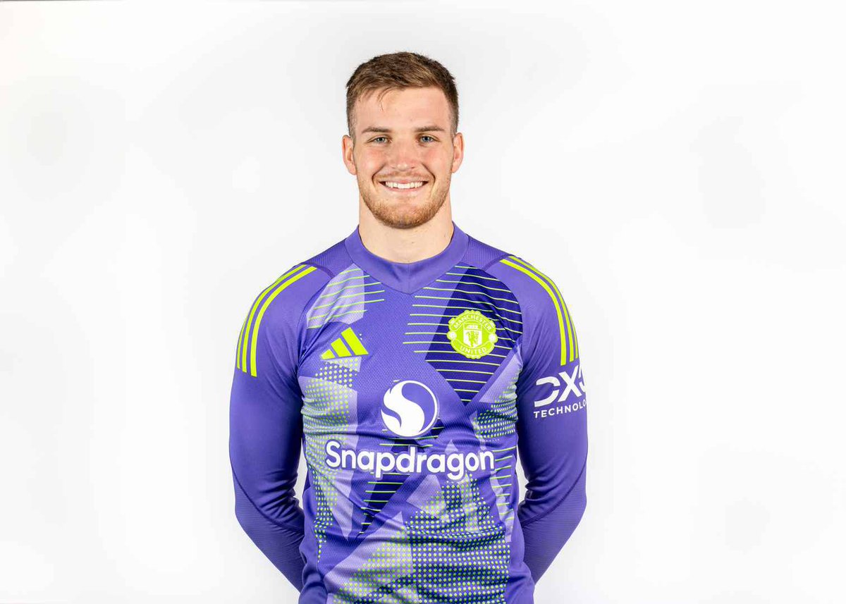 🚨 Dermot Mee (22) is set to make his Manchester United debut and start against Leicester City tonight. André Onana is ill. #MUFC [@sully_sayz]