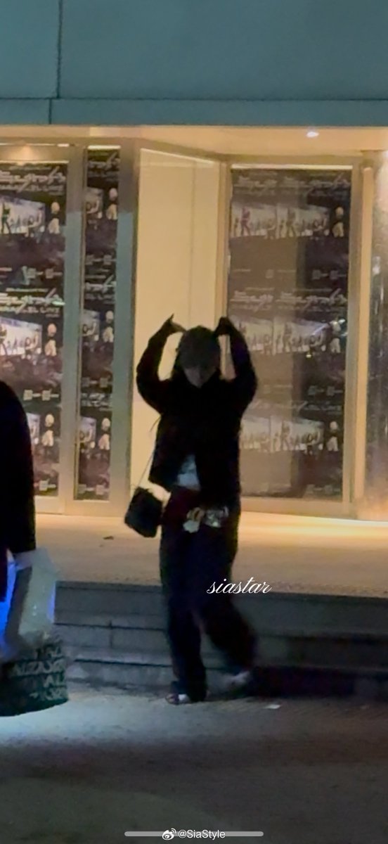 kimjiwonupdates's tweet photo. [250316] — Actress #KimJiWon leaving after AESPA Live Tour 'Synk: Parallel Line - ENCORE' in Seoul Day 2

#김지원 #キム・ジウォン #金智媛 #คิมจีวอน https://t.co/AaeYuku1RC